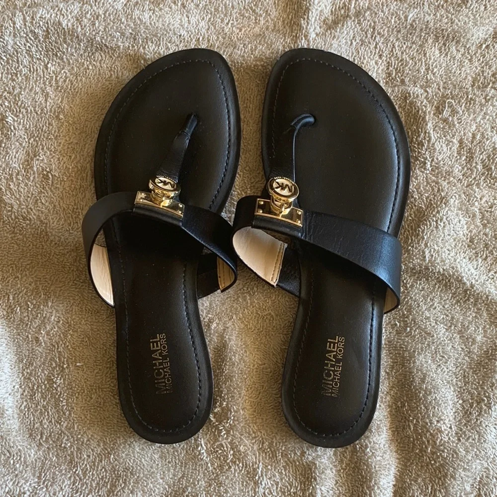 ❓MICHAEL KORS Black Leather Hamilton Gold Locket Sandals, size 6 - Picture 2 of 5